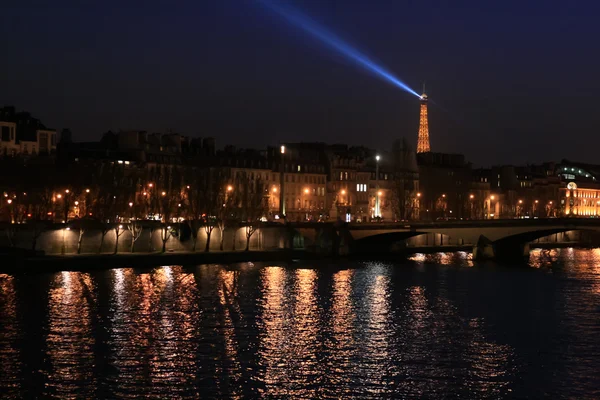 巴黎埃菲尔铁塔在晚上 — 图库照片