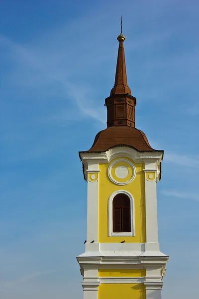 Башня изолирована на голубом небе — стоковое фото