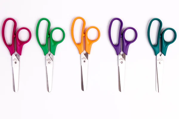 Цветные ножницы — стоковое фото