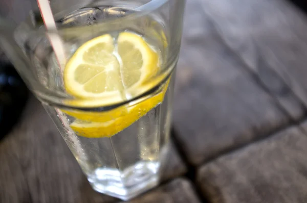Склянка води з лимоном — стокове фото