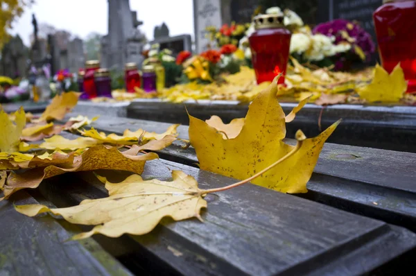 Jesienią liście na ławce cmentarz — Zdjęcie stockowe