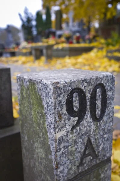Coluna de mármore no cemitério — Fotografia de Stock