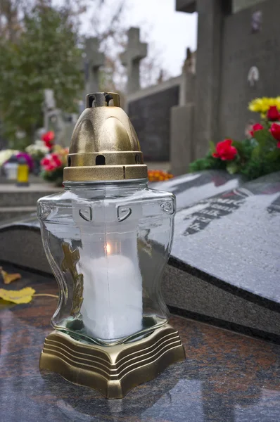 白色大理石的墓碑上的玻璃杯蜡烛 — 图库照片