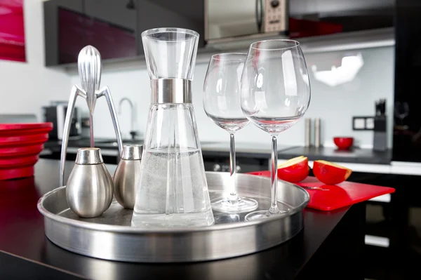 Karaffe mit Wasser in der modernen Küche — Stockfoto