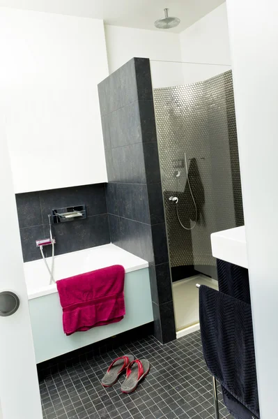 Banheiro moderno com toalha — Fotografia de Stock
