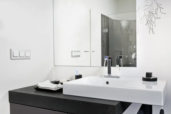 モダンなバスルームの洗面台 — ストック写真