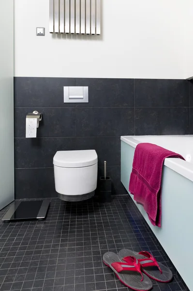 Cuarto de baño moderno con depósito — Foto de Stock