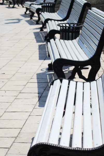 Białe ławki w parku — Zdjęcie stockowe