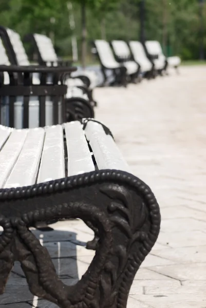 Белые скамейки в парке — стоковое фото