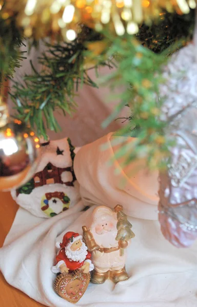 Санта-игрушка на рождественской елке — стоковое фото