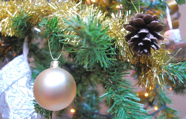 Kerstdecoratie met ballen en kegel — Stockfoto