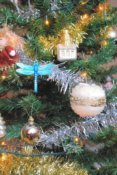 Vánoční strom zdobí hračky — Stock fotografie