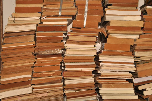 Une pile de vieux livres — Photo