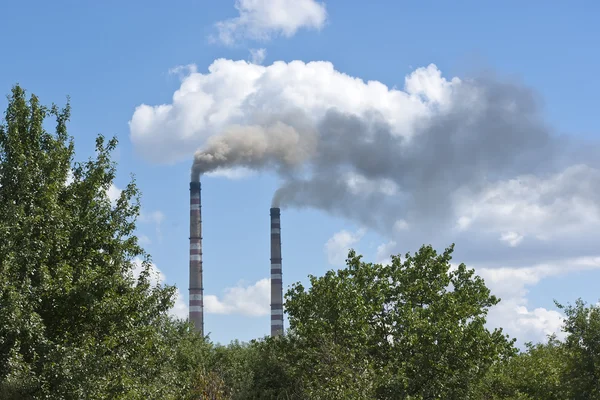 Rök från fabriken rör — Stockfoto