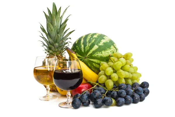 Група фруктів і два келихи вина — стокове фото