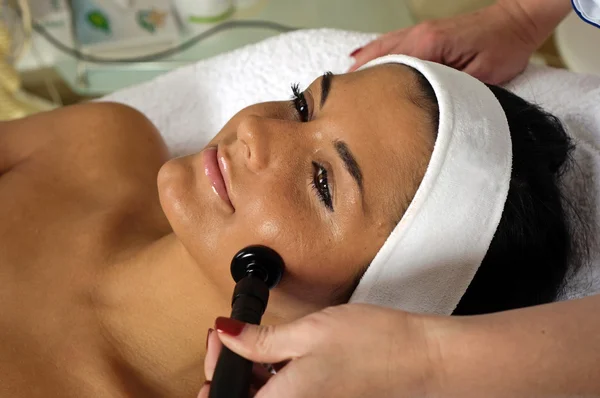 Beautiful young woman getting face massage. — Stock Photo, Image