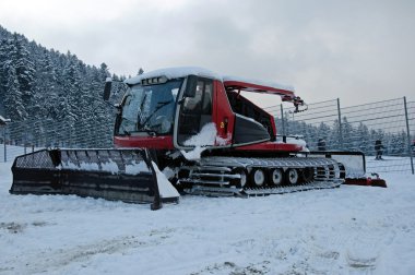 Kırmızı snowgroomer