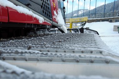 Kırmızı snowgroomer