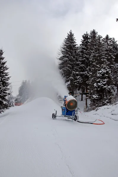 冬季雪加农炮 — 图库照片
