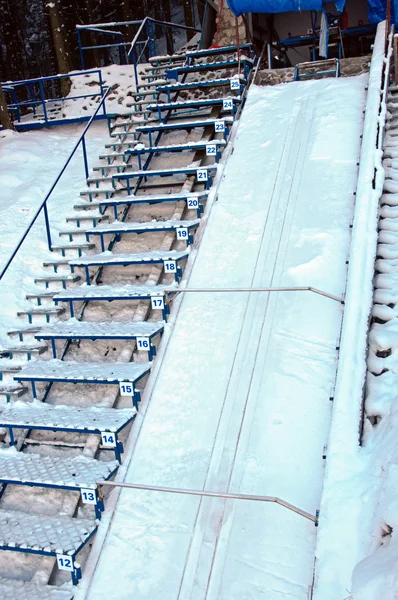 滑雪跳跃楼梯的照片 — 图库照片