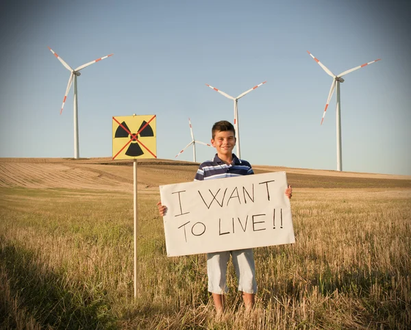 Kind tegen kernenergie. Hij protesteren tegen met teken. — Stockfoto