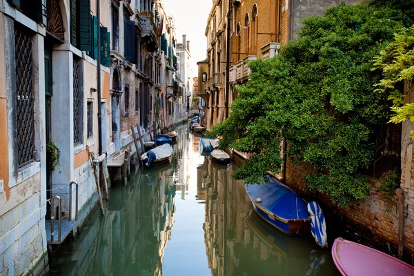 Венецианский канал в Венеции — стоковое фото