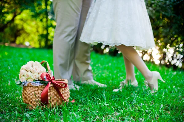 Voeten van de bruidegom en de bruid — Stockfoto