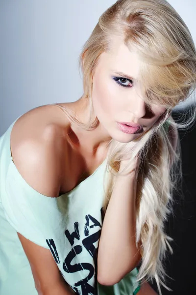 Blonde fashion girl looking sensualy — Stock Photo, Image