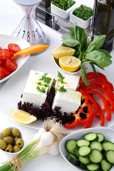 Mediterraner Salat auf weißem Tisch — Stockfoto
