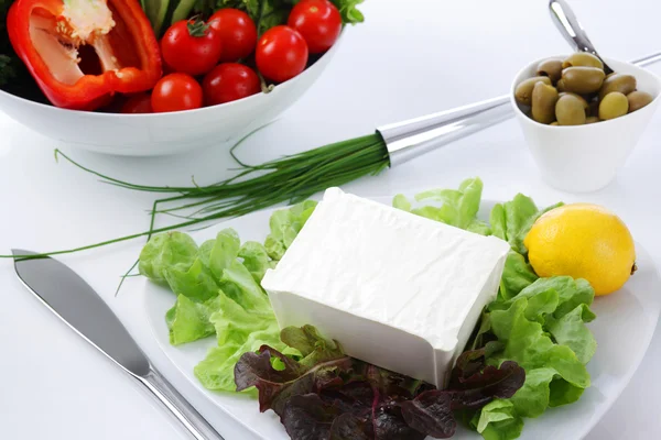 Mediterraner Salat auf einem weißen Restauranttisch — Stockfoto