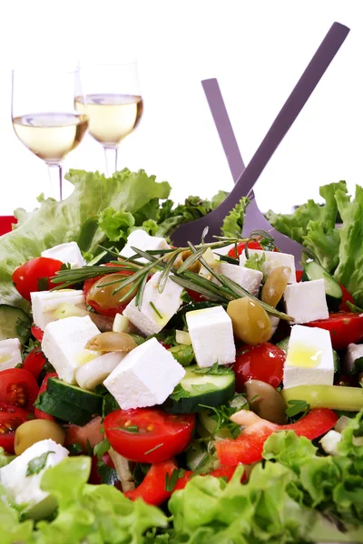 Frischer mediterraner Salat mit zwei Gläsern Wein — Stockfoto