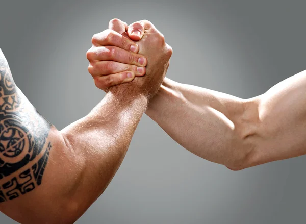 Δύο χέρια αρσενικό musculine συνάπτει συμφωνία — Φωτογραφία Αρχείου