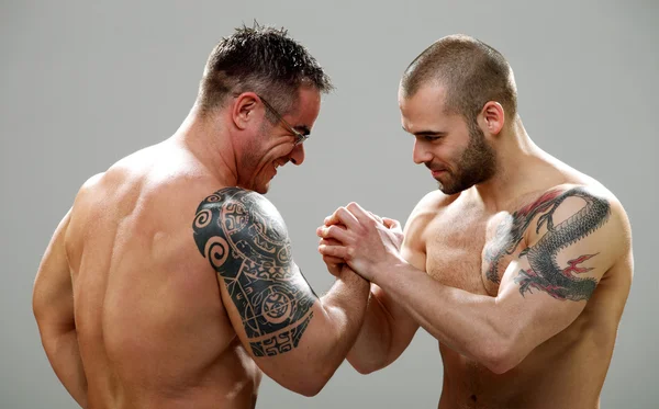Two musculine happy guys making an agreement, closeup — Stock Photo, Image