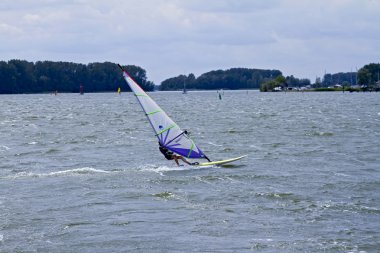 Hollanda'da kanaldaki Windsurfer