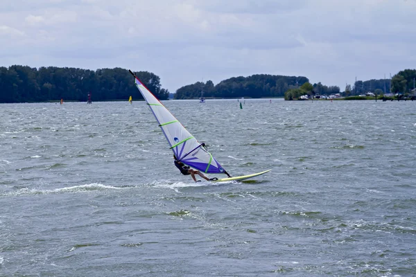 Windsurfen op het kanaal in Nederland — Stockfoto