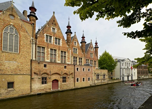 Brugge içinde kanal — Stok fotoğraf