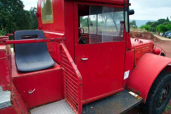 Velho caminhão de bombeiros vermelho — Fotografia de Stock