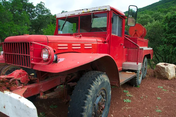 Staré červené hasičské auto v kopcích — Stock fotografie