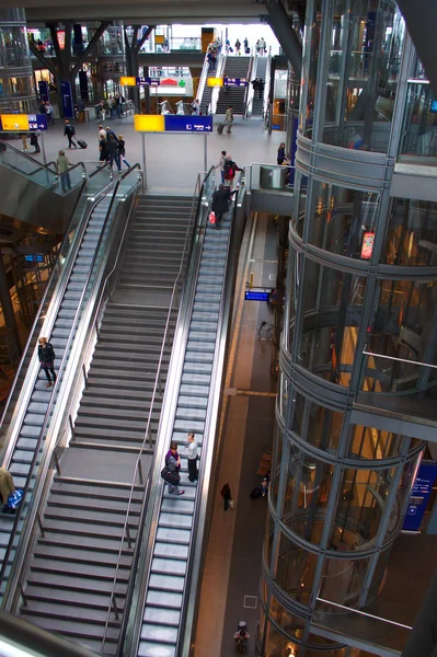 Interior futurista con ascensores y escaleras — Foto de Stock