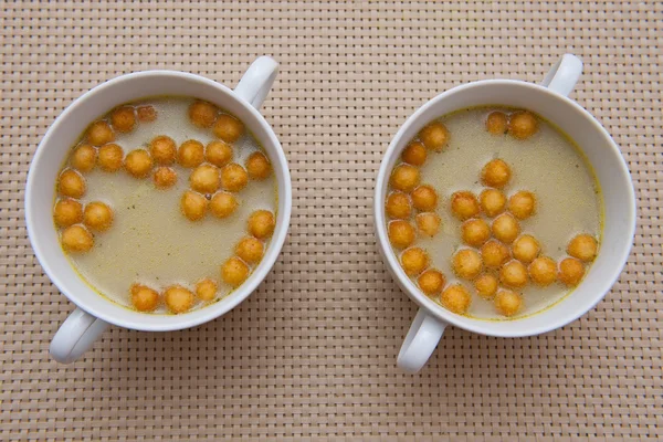 Суп в чашке — стоковое фото