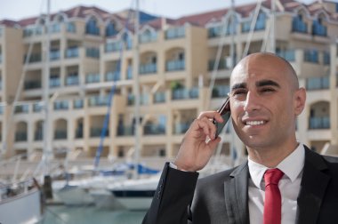Marina'da telefonda iş adamı