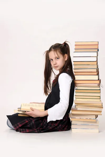 十几岁的女孩有很多的书 — 图库照片