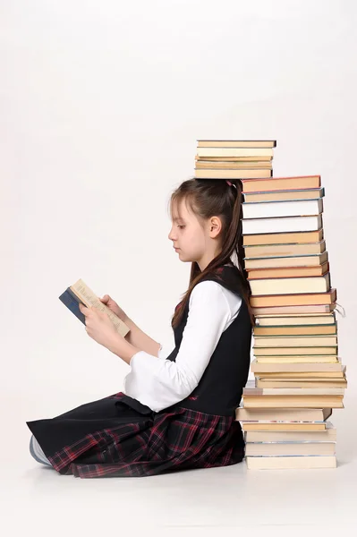 Menina adolescente com muitos livros — Fotografia de Stock