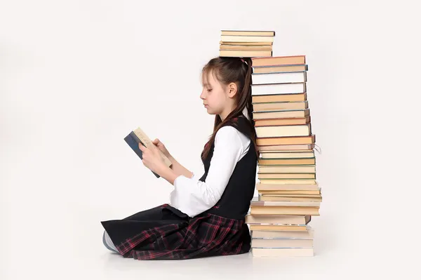Adolescente chica con un montón de libros —  Fotos de Stock