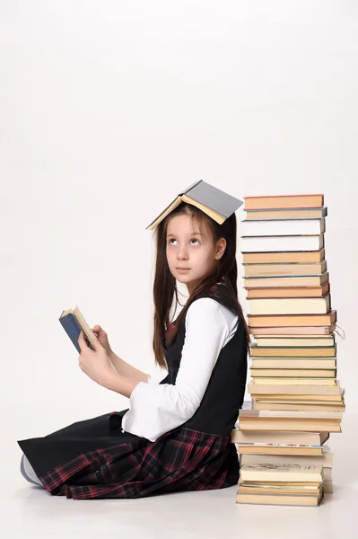 Tiener meisje met veel boeken — Stockfoto