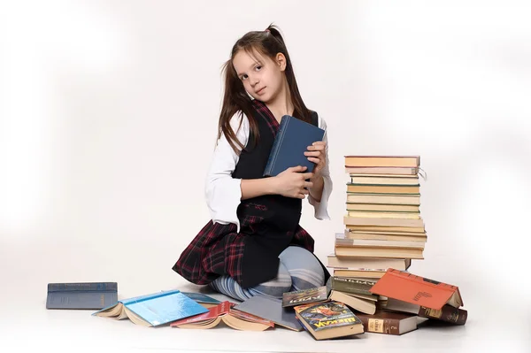 Дівчина-підліток з великою кількістю книг — стокове фото
