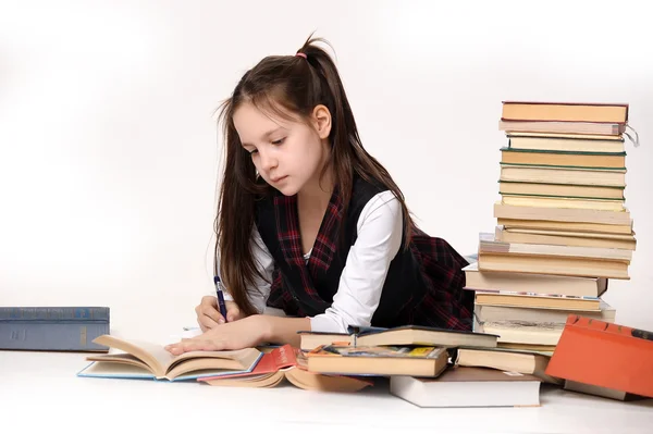 Teenie-Mädchen mit vielen Büchern — Stockfoto