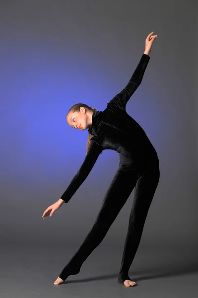 Красивая гибкая гимнастка — стоковое фото