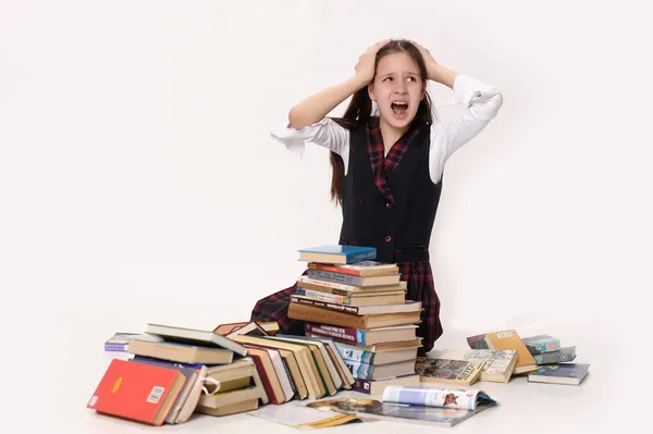 Девочка-подросток с большим количеством книг — стоковое фото