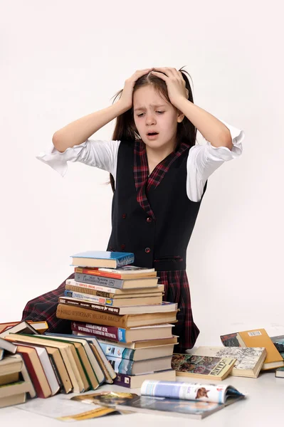 Dospívající dívka s mnoho knih — Stock fotografie
